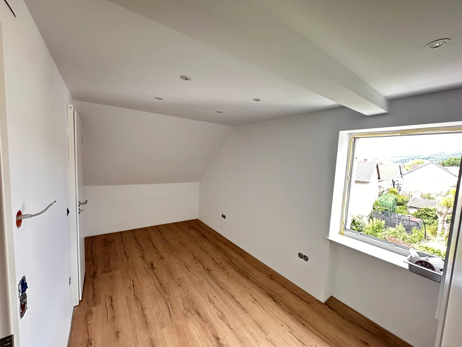 Wohnraum mit neuer Wand- und Deckengestaltung