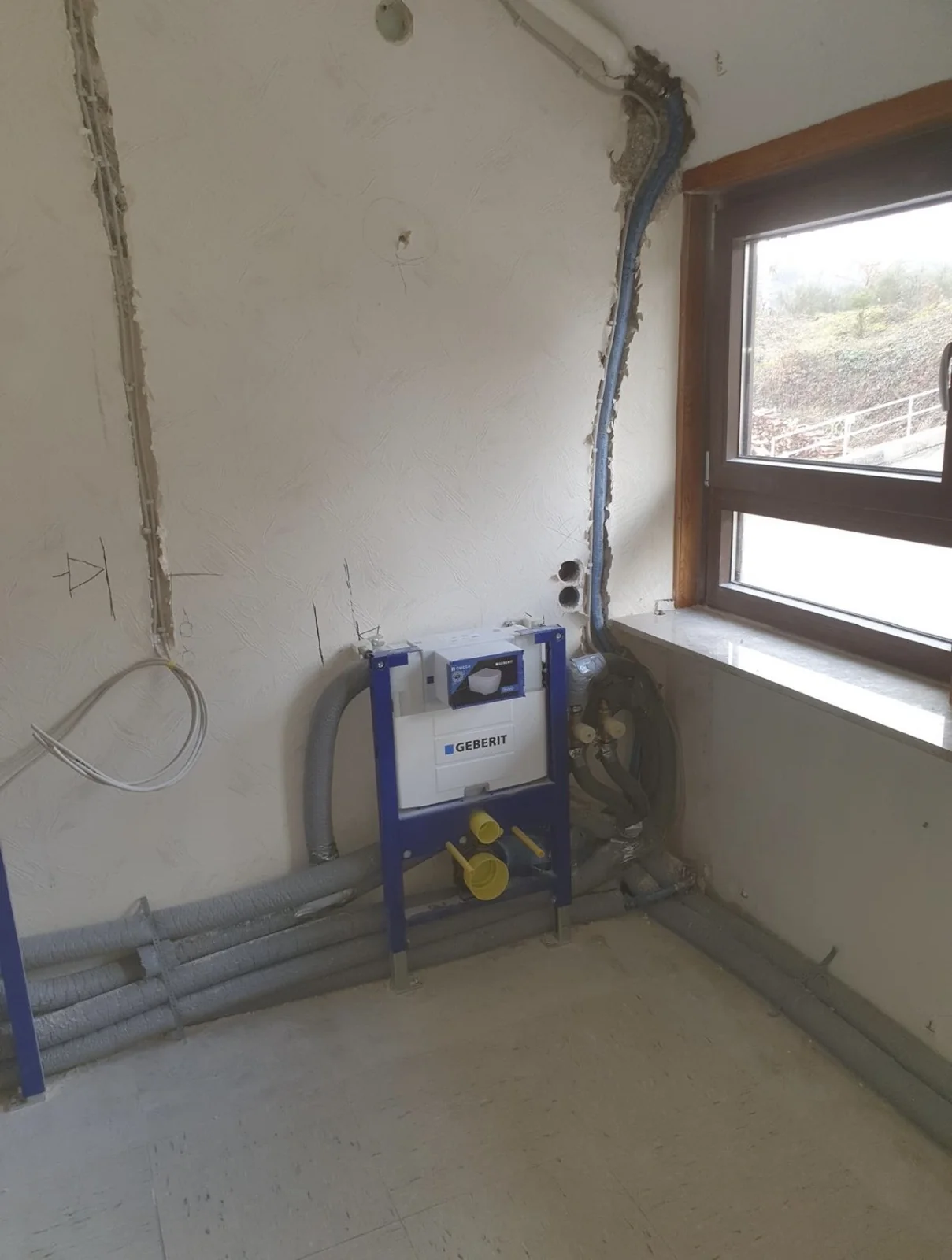 Vorbereitete Leitungen und WC-Vorwandelement
