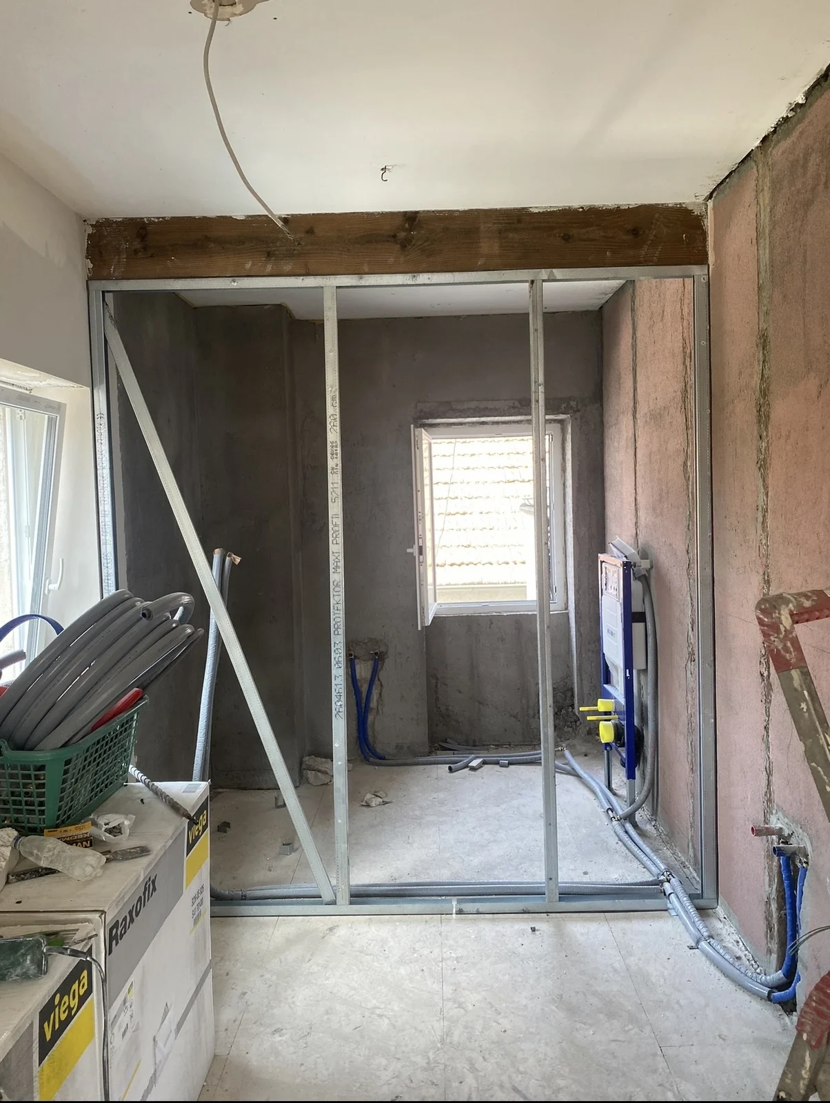 Trockenbau und vorbereitete Sanitärinstallation