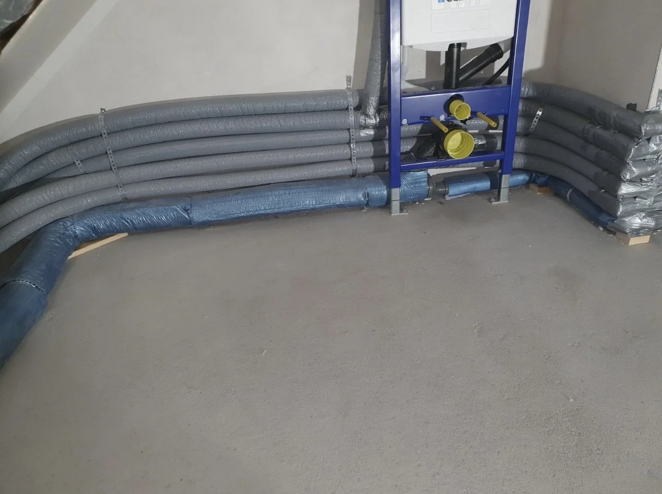 Bodenfläche und Sanitärinstallation während des Ausbaus